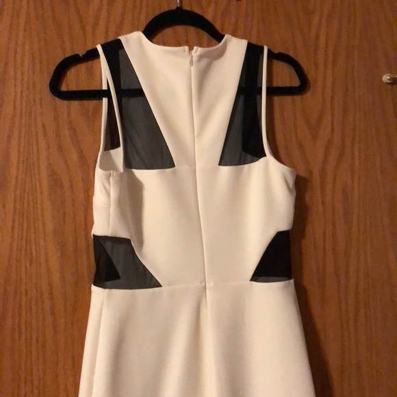 White and black sleeveless dress - Picture 4 of 4